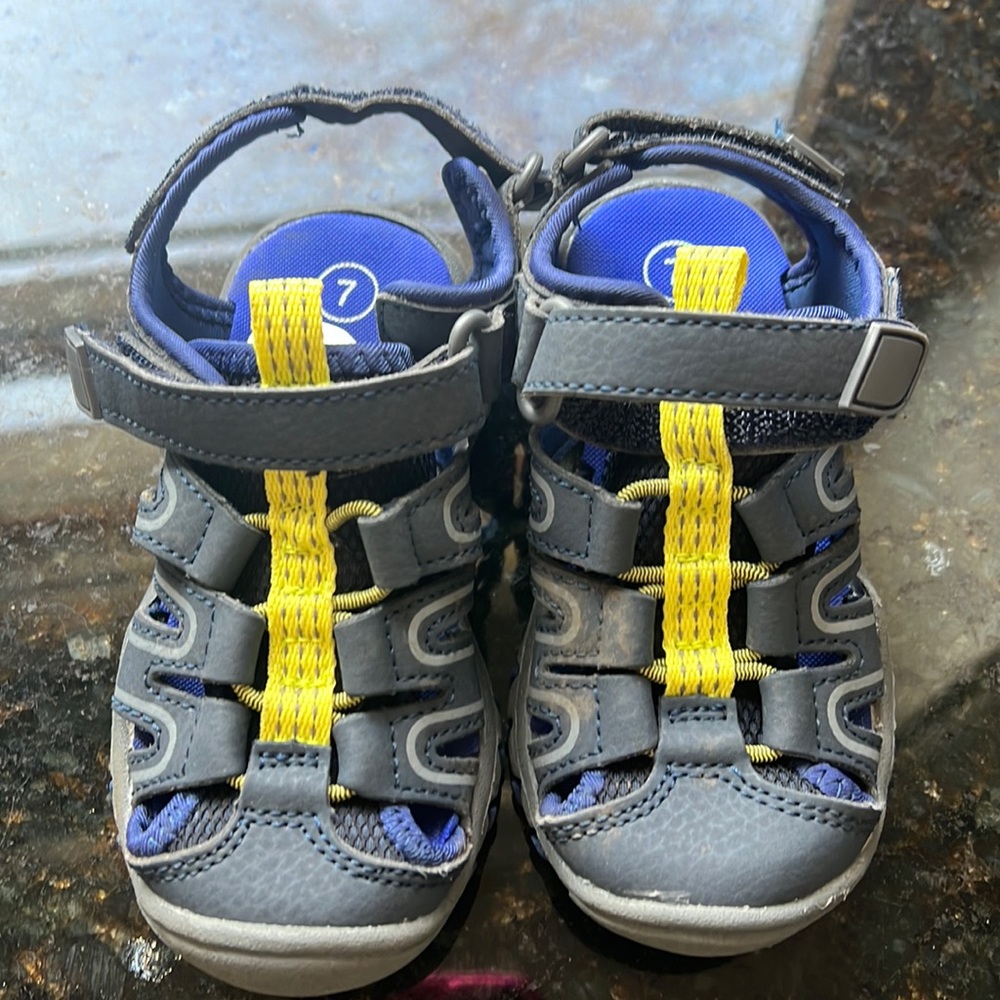 Cat and Jack toddler boys sandals- worn once! Great condition- size 7